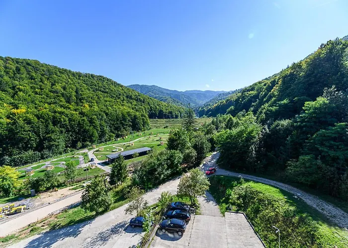 Pine Ridge Terrace - Tampa Gardens Apartment